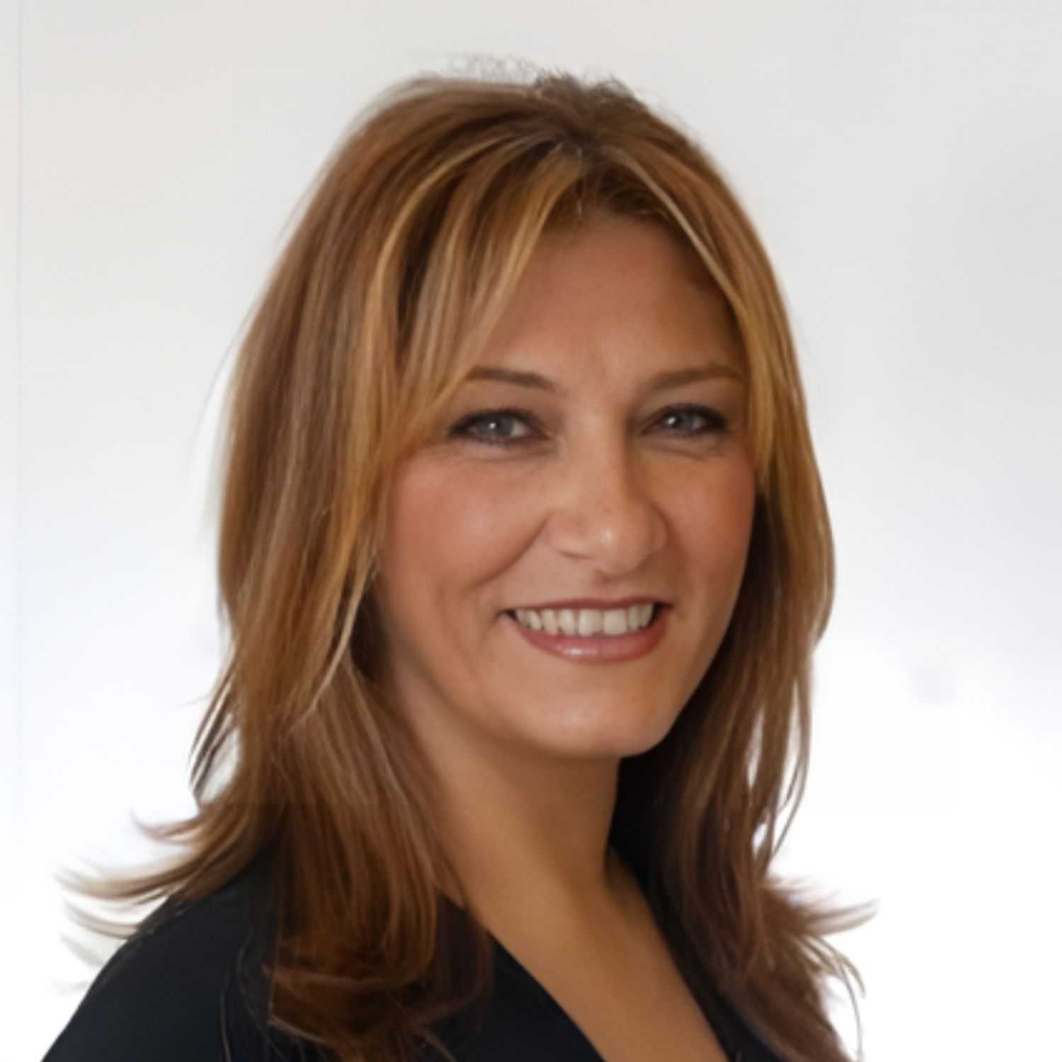 Portrait of Mernaz, a professional stylist at Panico Salon & Spa, showcasing their expertise and style.